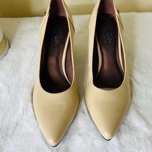 Life Stride Tan Leather Pumps